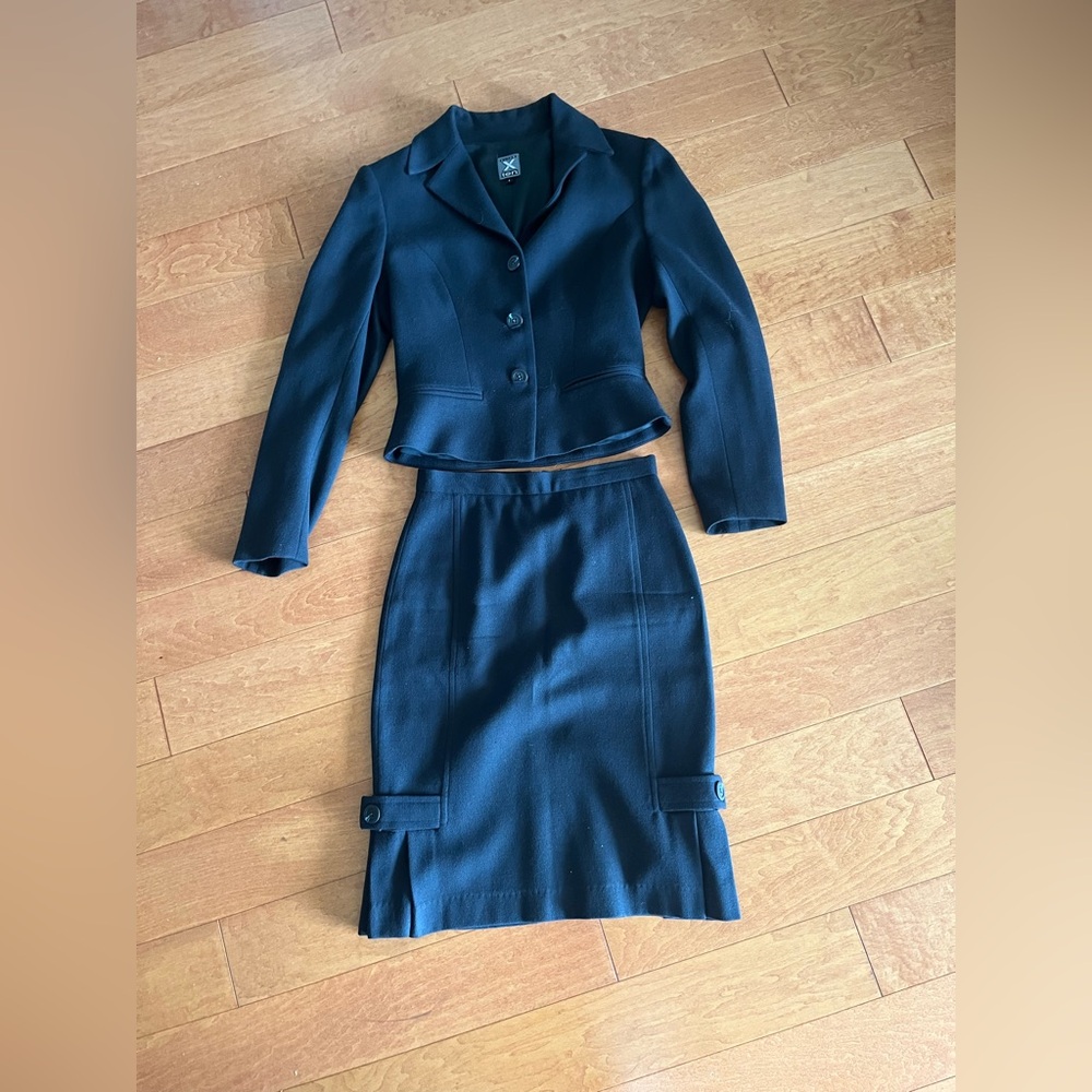 Elegant Navy Blue 2 piece suit

Women's by Sunde 100 percent wool